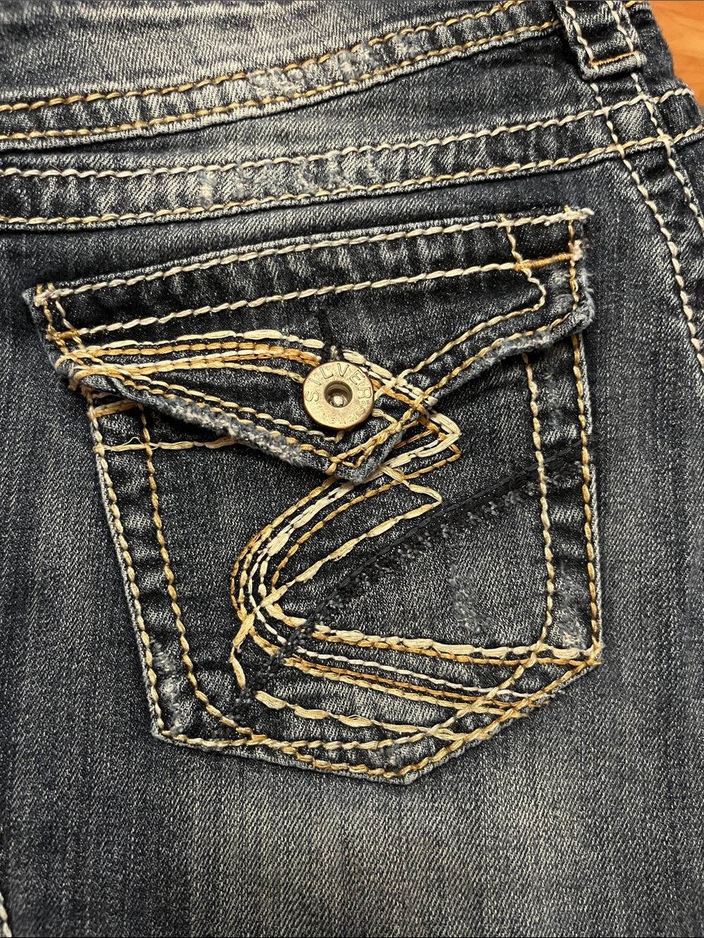 Silver Jeans Dark Wash Blue Jeans with Tan Contrast Stitching